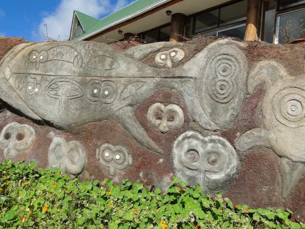 Tupa Hotel Hanga Roa Exterior photo
