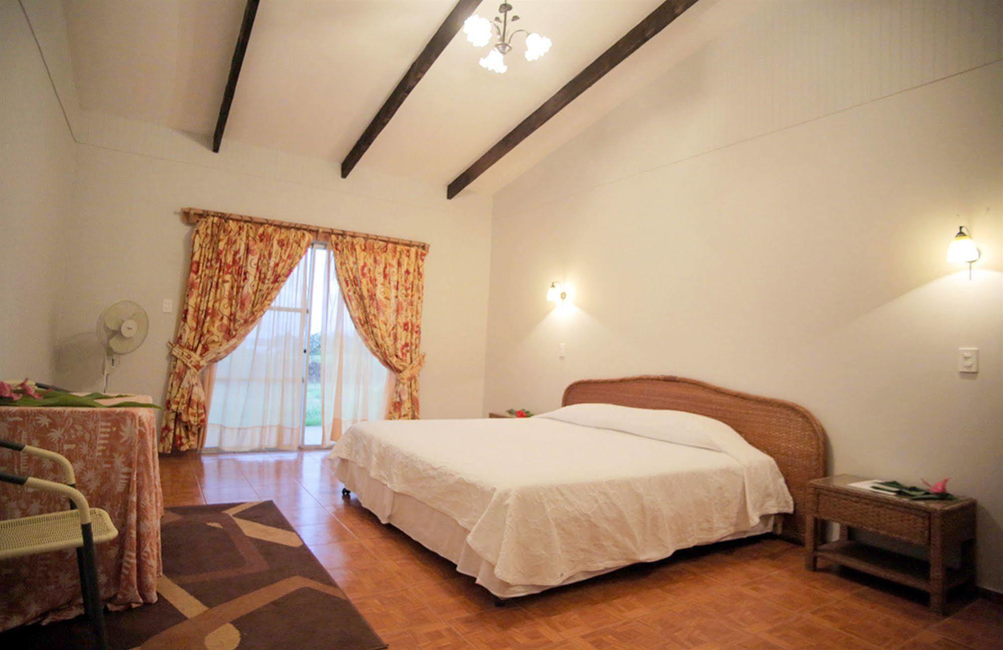 Tupa Hotel Hanga Roa Exterior photo